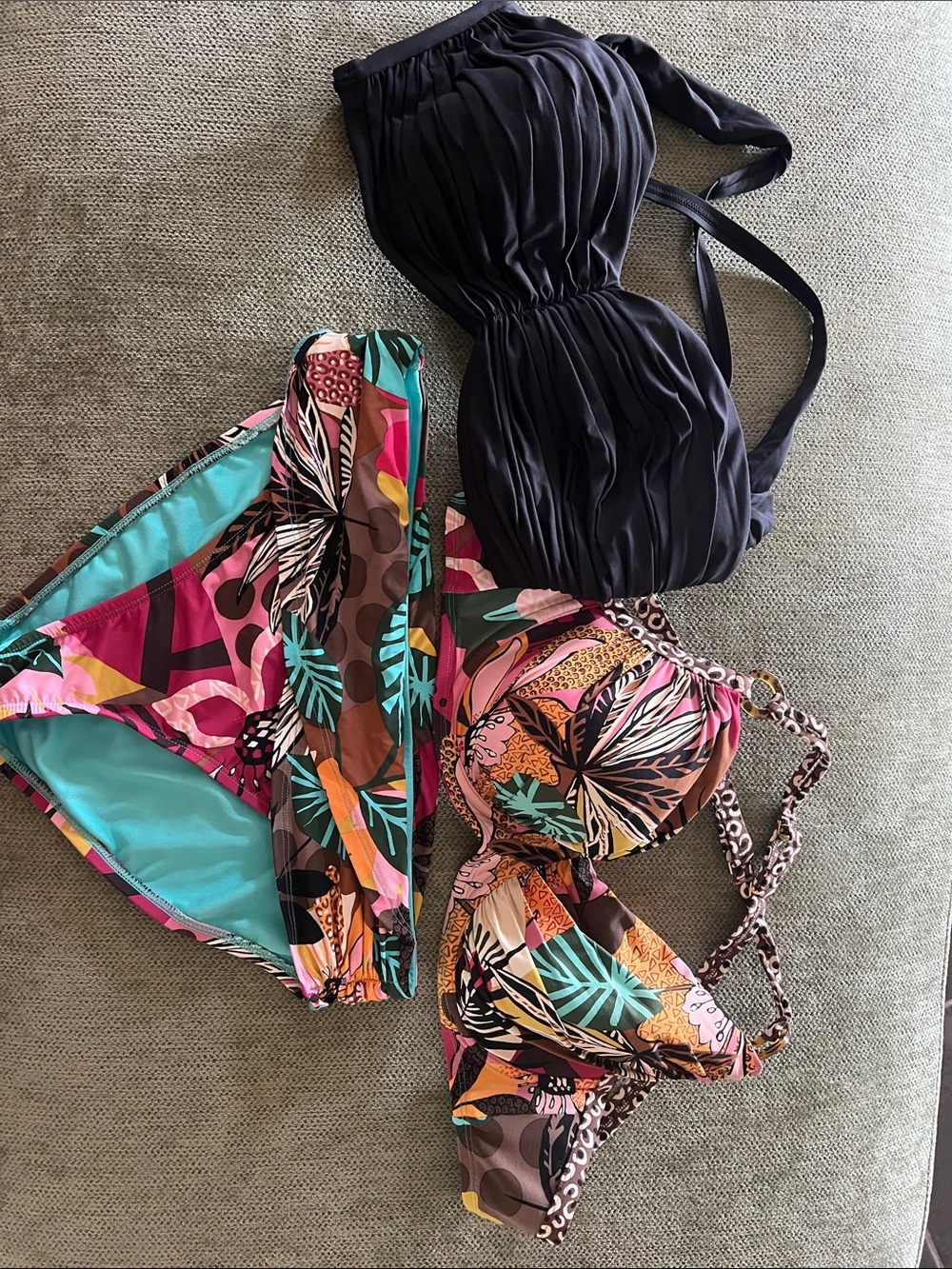 Bleu Rod Beatte Mixed Bikini Set with Tropical Print and Black Bandeau